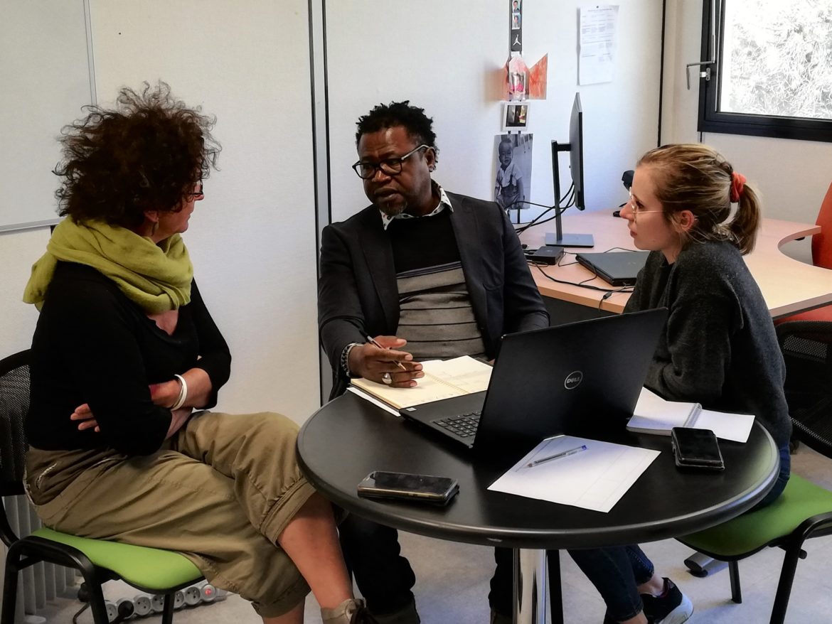 Tania Laeuffer (RUIS), Arsène Owono (coordinateur) et Tifenn Boully (stagiaire Master Intervention et développement social)